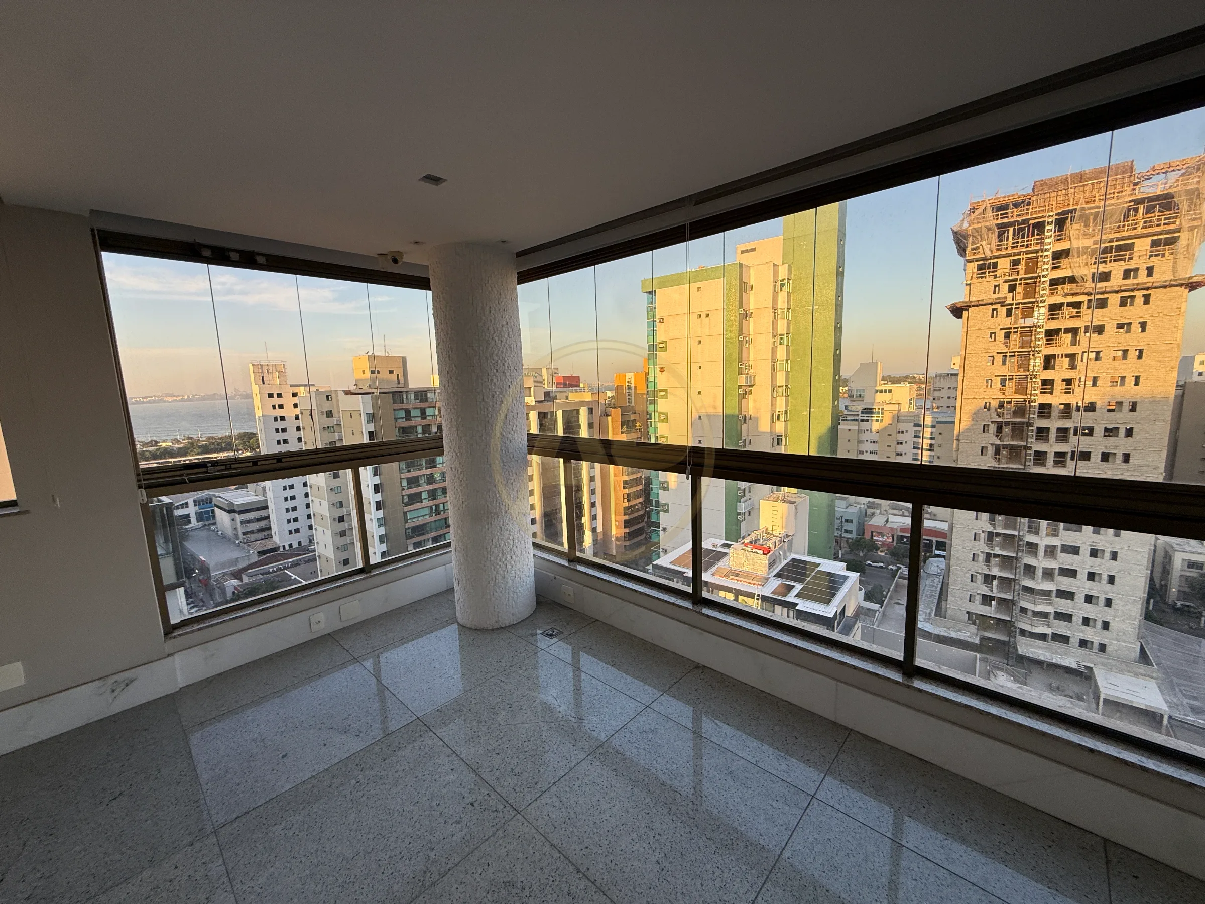 Cobertura Duplex de Alto Padrão no Coração da Praia do Canto